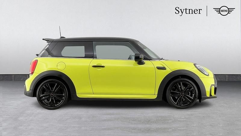 Used Mini Cooper Hatch 134 HP (98 kW) 2024 Yellow Hatchback