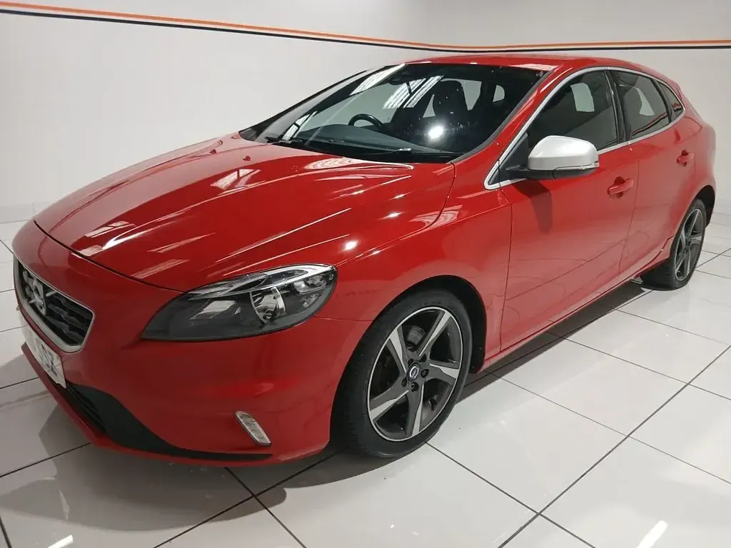 Used Volvo V40 R-Design 120 HP (88 kW) 2016 Red Hatchback