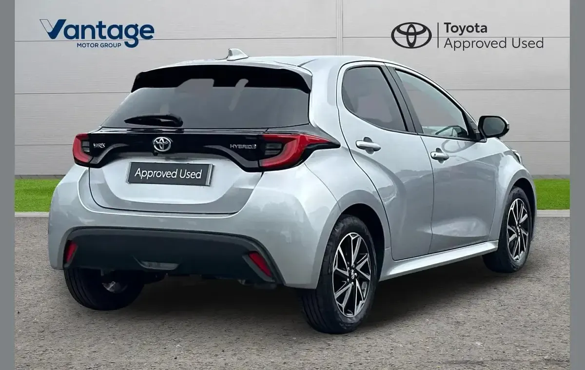 Used Toyota Yaris Design 113 HP (83 kW) 2023 Silver Hatchback