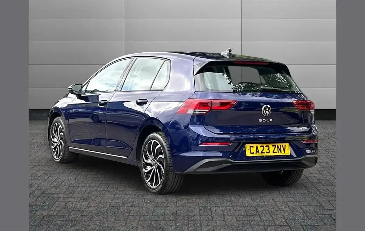 Used VW Golf VIII Life 108 HP (79 kW) 2023 Blue Hatchback
