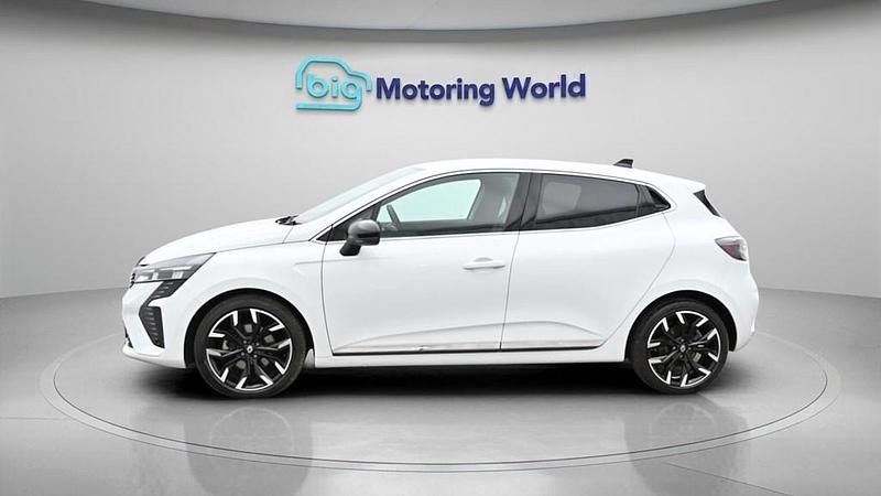 Used Renault Clio V Techno 145 HP (106 kW) 2024 White Hatchback