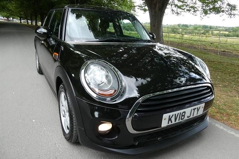 Midnight black Used 2018 Mini Cooper D Hatch Hatchback | £7,290 (Fair price) - Image 1/1