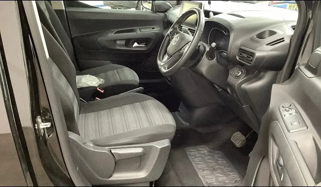 Begagnad Vauxhall Combo Design Edition 100 HK (73 kW) 2019 Svart Minibuss