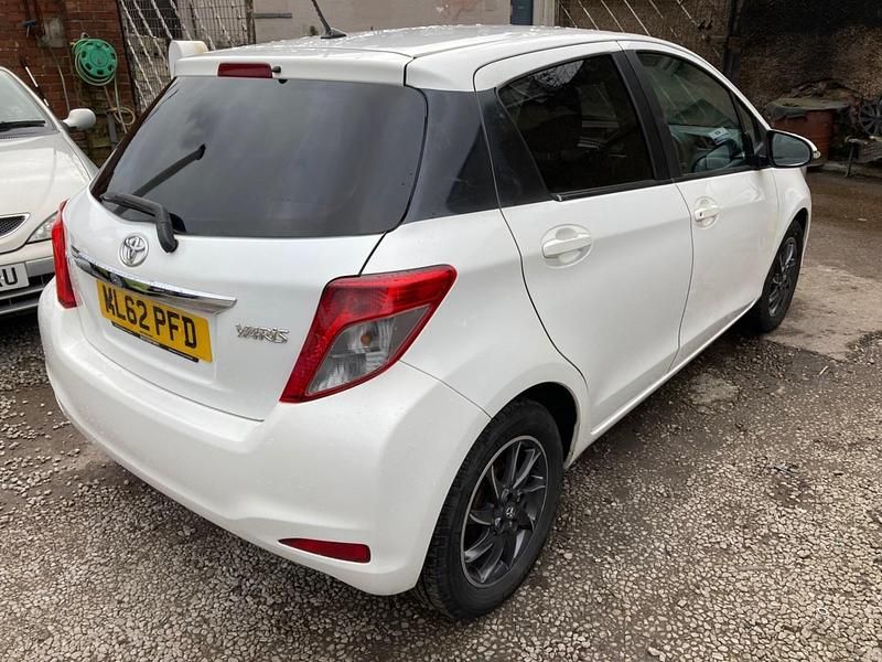 Used Toyota Yaris Edition 69 HP (50 kW) 2012 White Hatchback