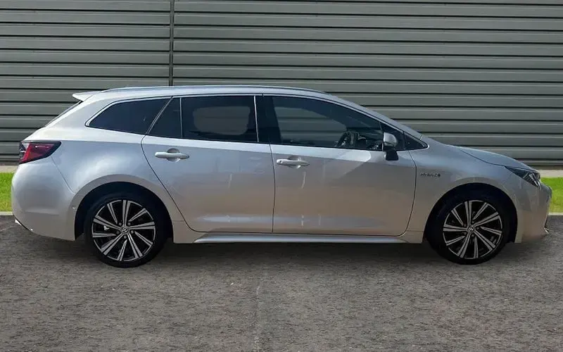 Used Toyota Corolla Design 122 HP (89 kW) 2021 Silver Estate