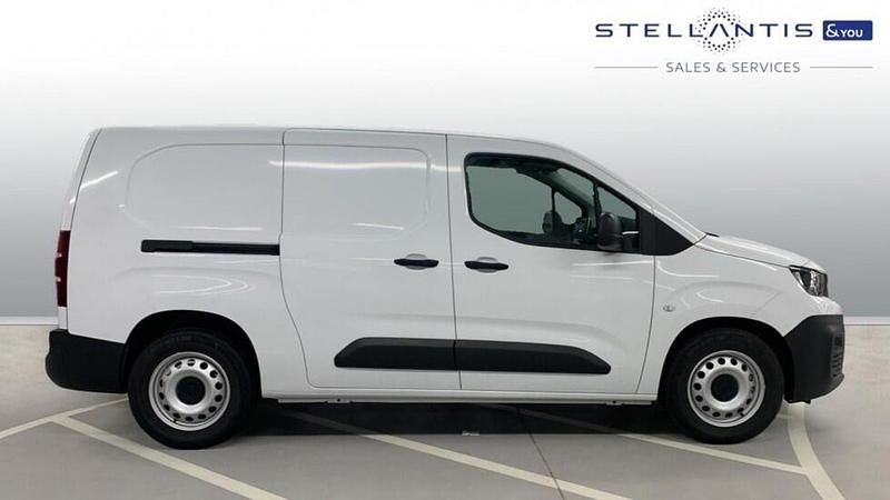 White Used 2023 Peugeot E-Partner Premium MPV | £11,995 (Good price) - Image 1/4