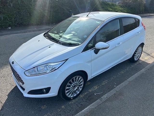 Used Ford Fiesta Titanium 125 HP (91 kW) 2014 White Hatchback