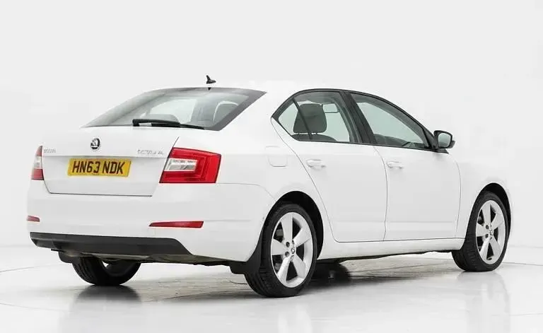 Used Skoda Octavia Elegance 2013 White Hatchback