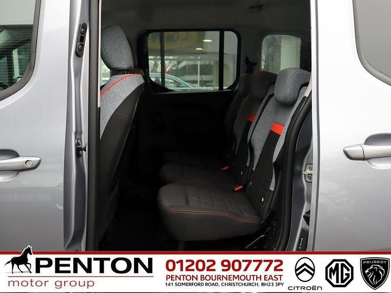 Begagnad Citroën Berlingo 130 HK (95 kW) 2024 Grå Minibuss