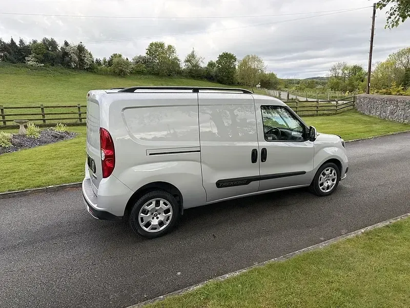 Used Fiat Doblò Trekking 105 HP (77 kW) 2022 Silver MPV