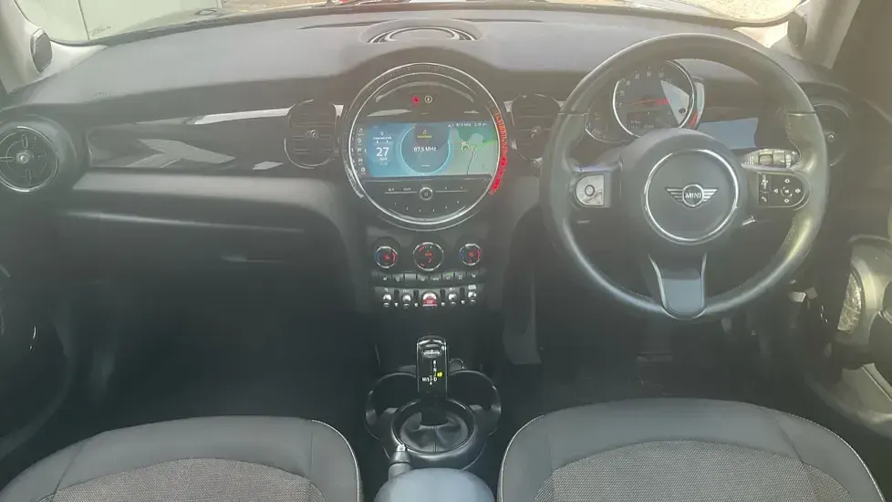 Usado Mini Cooper Classic 134 HP (98 kW) 2022 Preto Citadino
