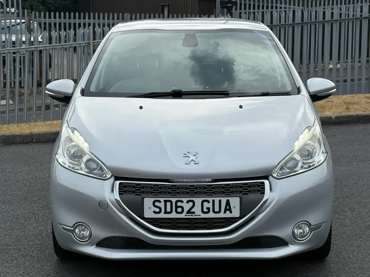 Used Peugeot 208 Allure 95 HP (69 kW) 2012 Silver Hatchback