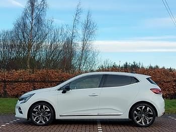 Used Renault Clio V Techno 145 HP (106 kW) 2022 White Hatchback