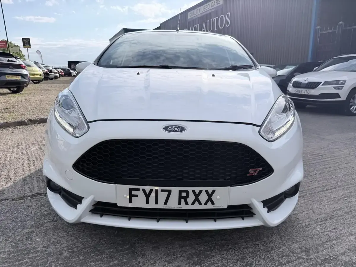 Usado Ford Fiesta ST 182 CV (133 kW) 2017 Blanco Utilitario