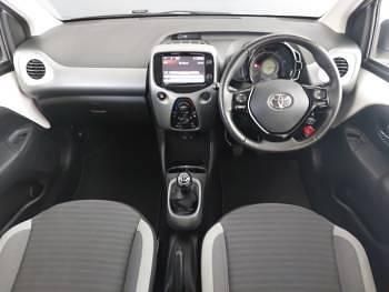 Used Toyota Aygo X-play 72 HP (52 kW) 2019 White Hatchback