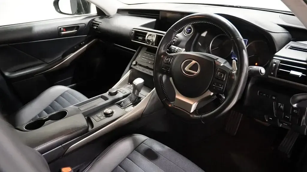 Usado Lexus IS300h 223 CV (164 kW) 2019 Negro Berlina