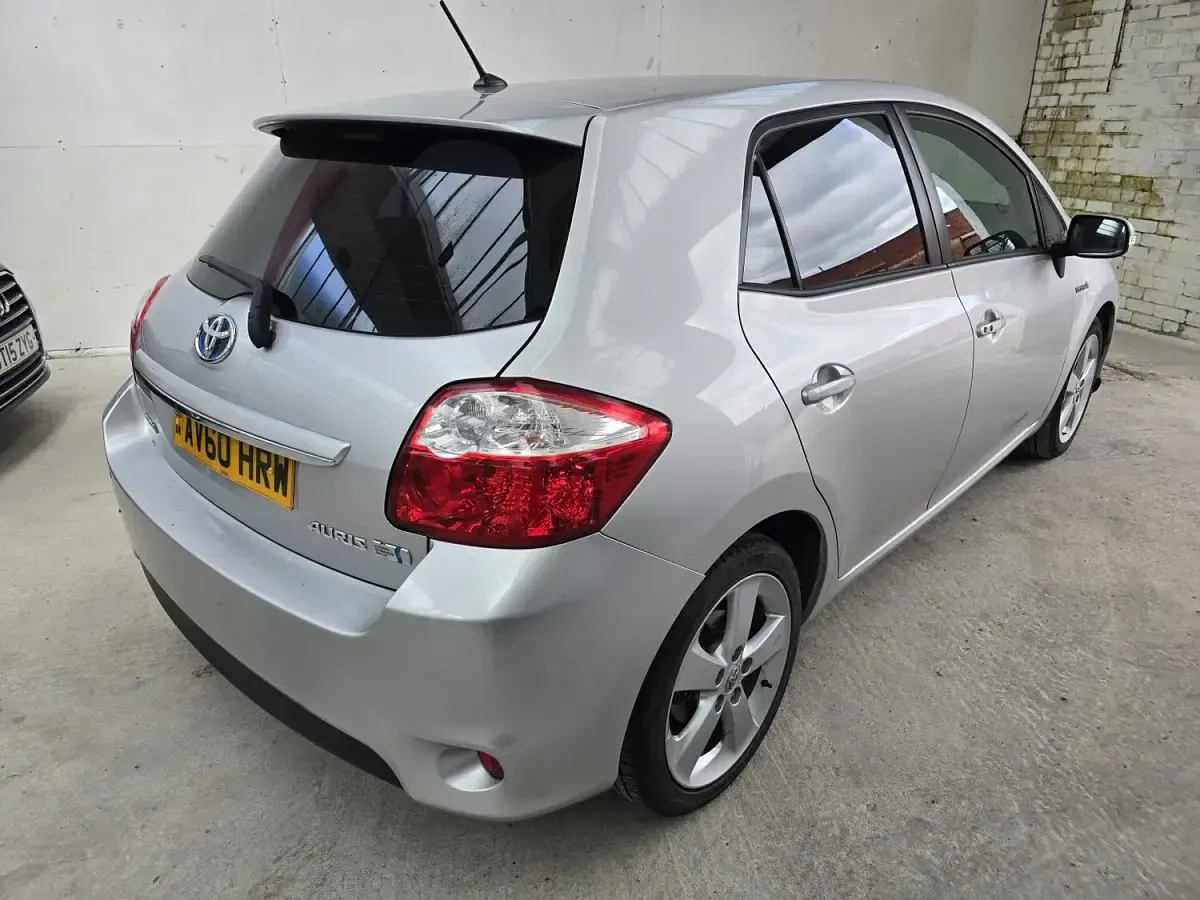 Used Toyota Auris Hybrid 136 HP (100 kW) 2010 Silver Hatchback