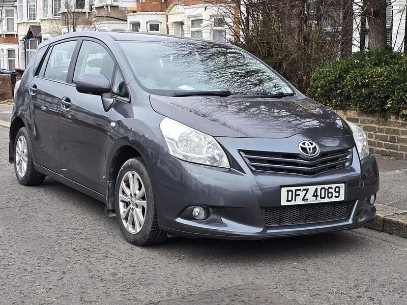 Used Toyota Verso 2010 Grey MPV