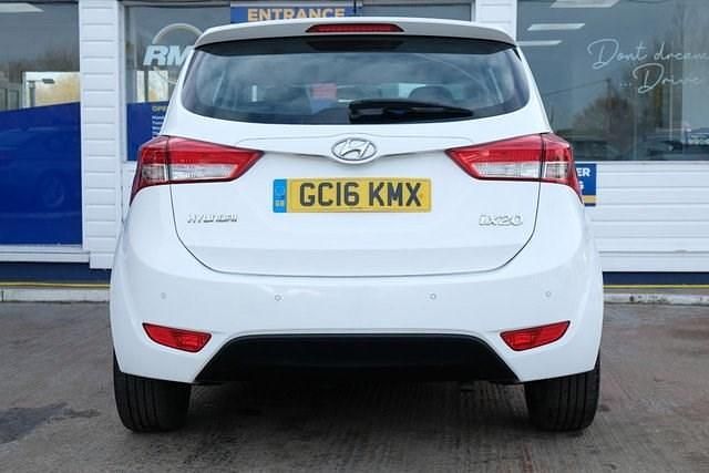 Used Hyundai ix20 SE 123 HP (90 kW) 2016 White Hatchback