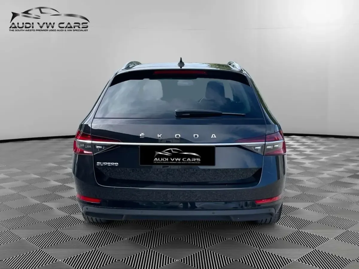 Usado Skoda Superb SE L 150 HP (110 kW) 2022 Preto Carrinha