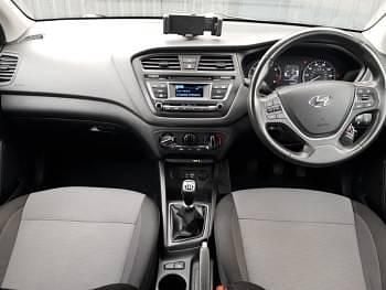 Used Hyundai i20 SE 84 HP (61 kW) 2017 White Hatchback