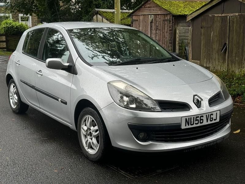 Silver Used 2006 Renault Clio II Dynamique Hatchback | £995 (Good price) - Image 1/4