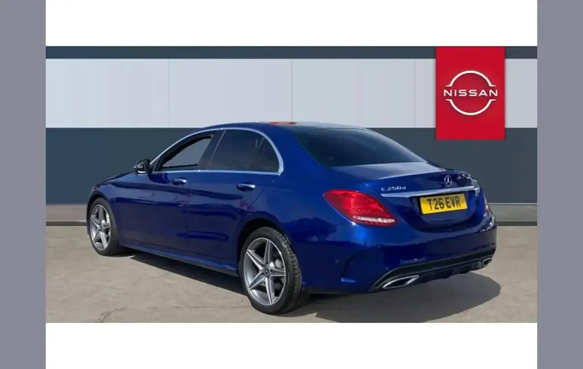 Usado Mercedes C250 AMG Line Premium 204 HP (150 kW) 2018 Azul Sedan