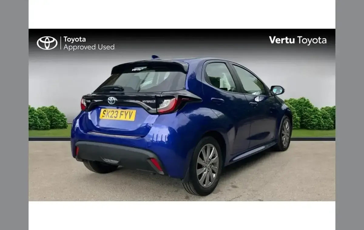 Used Toyota Yaris 113 HP (83 kW) 2023 Blue Hatchback