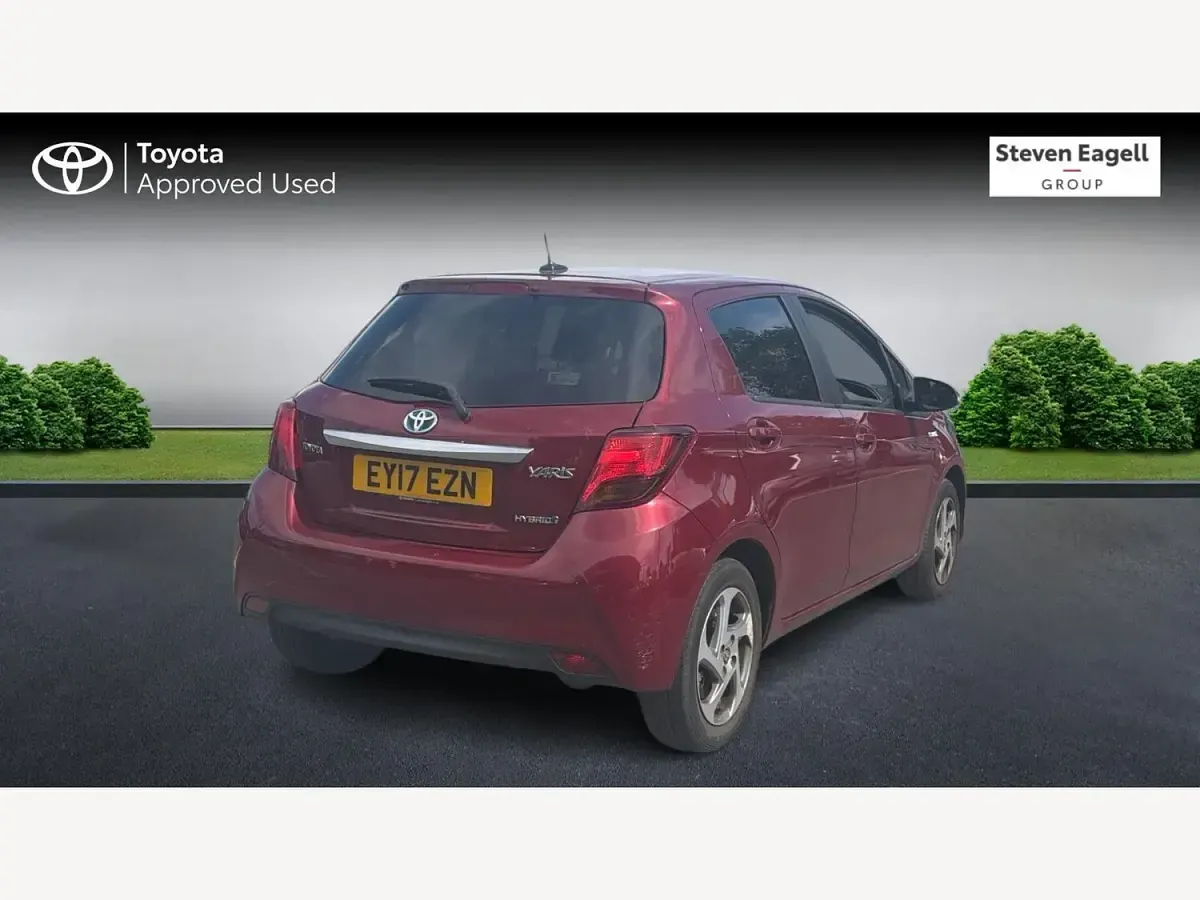 Used Toyota Yaris 100 HP (73 kW) 2017 Red Hatchback