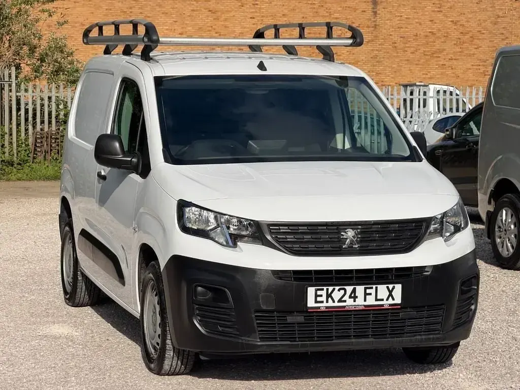 Usado Peugeot Partner Premium 131 HP (96 kW) 2024 Branco Monovolume
