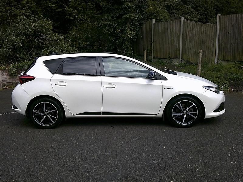 Used Toyota Auris Hybrid Design 2018 White Hatchback