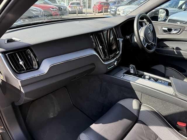 Used Volvo XC60 R-Design 247 HP (181 kW) 2022 SUV