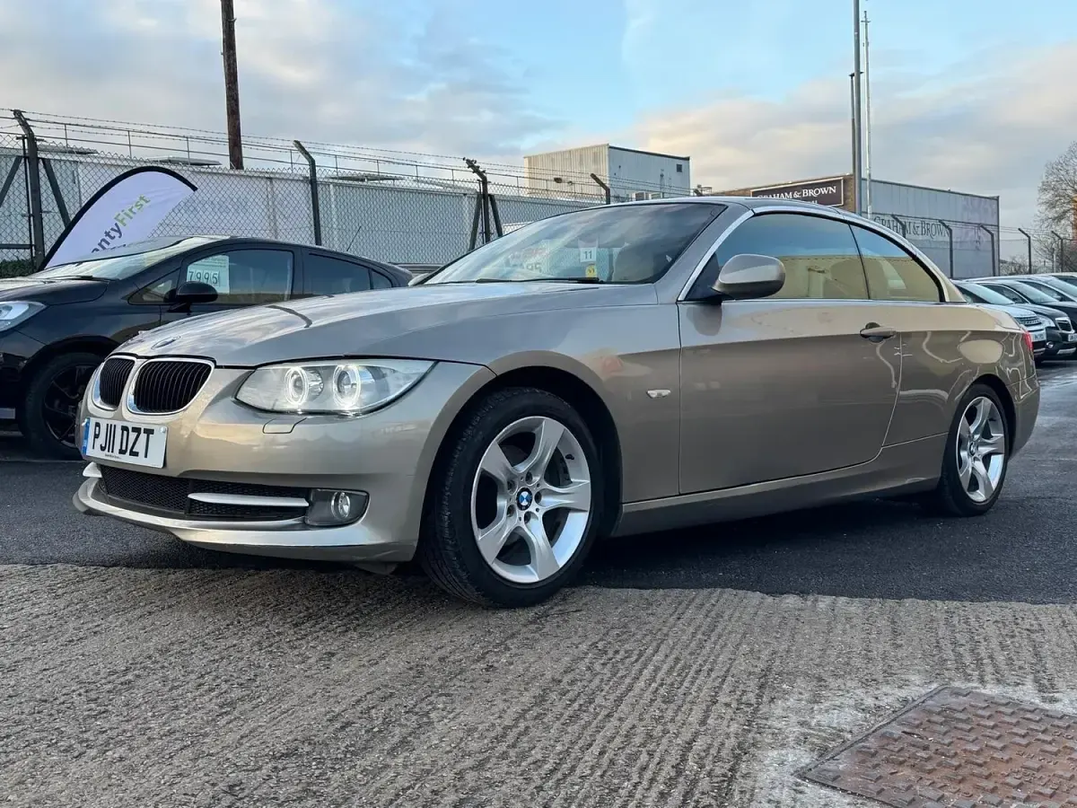 Begagnad BMW 320 Cabriolet 2011 Brun Cab