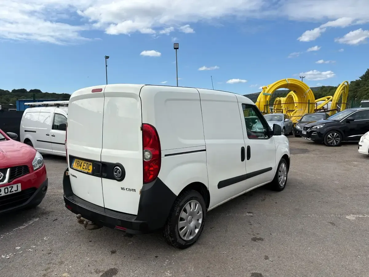Used Vauxhall Combo 105 HP (77 kW) 2014 White MPV