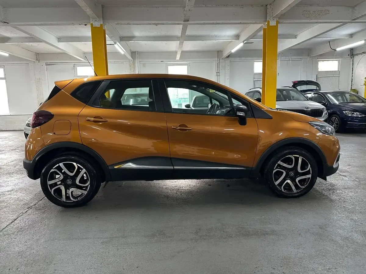 Used Renault Captur Dynamique 90 HP (66 kW) 2017 Orange SUV
