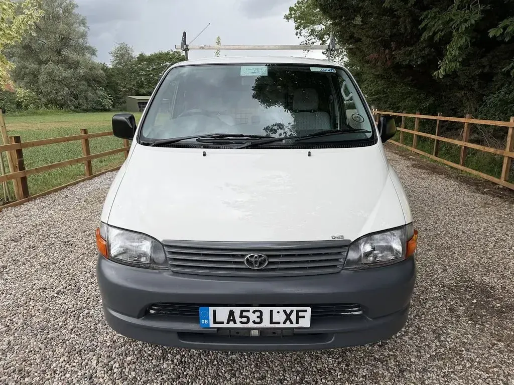 Used Toyota HiAce 109 HP (80 kW) 2004 White Van