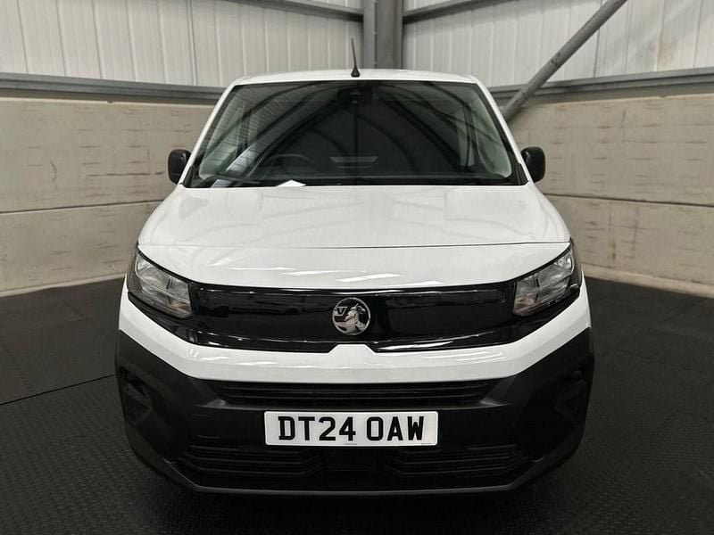 Second-hand Vauxhall Combo 100 CP (73 kW) 2024 Alb Monovolum