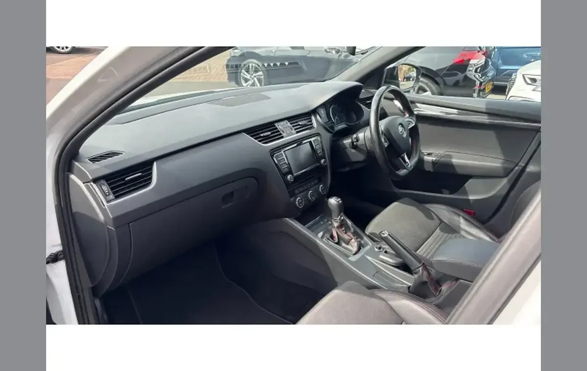 Używany Skoda Octavia vRS 184 KM (135 kW) 2017 Biały Hatchback