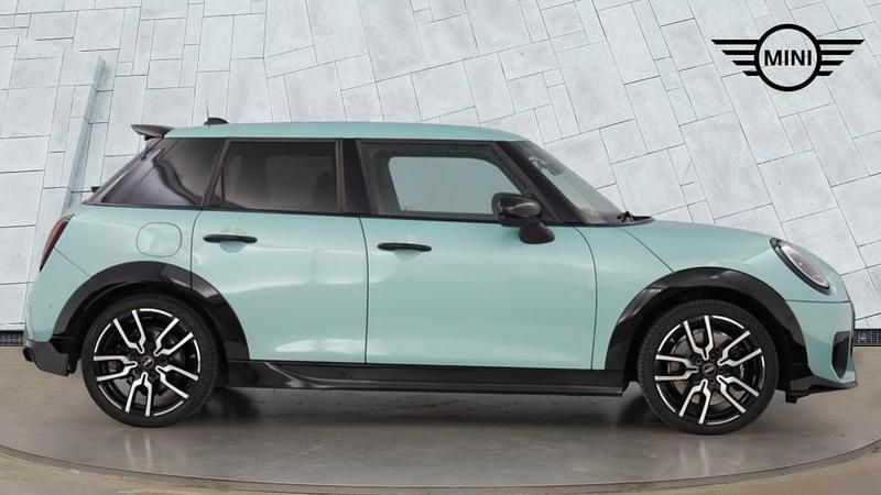 Begagnad Mini Cooper Hatch 113 kW (154 HK) 2025 Grön Halvkombi