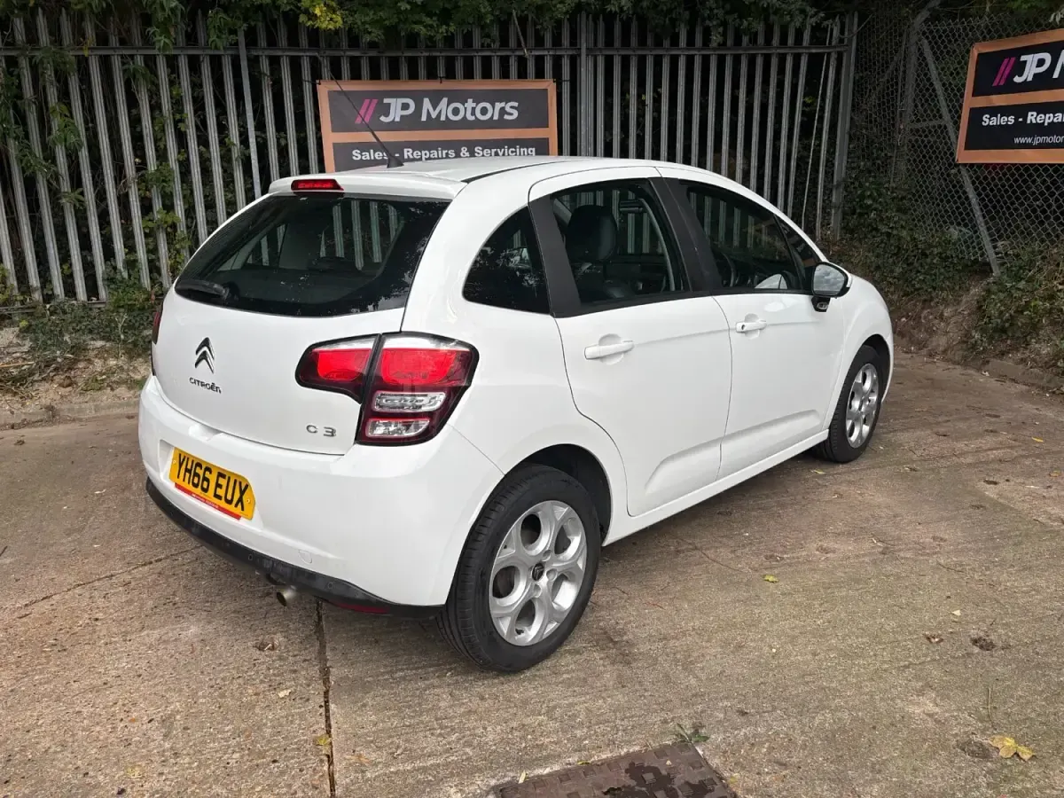 Begagnad Citroën C3 PureTech 2016 Vit Halvkombi