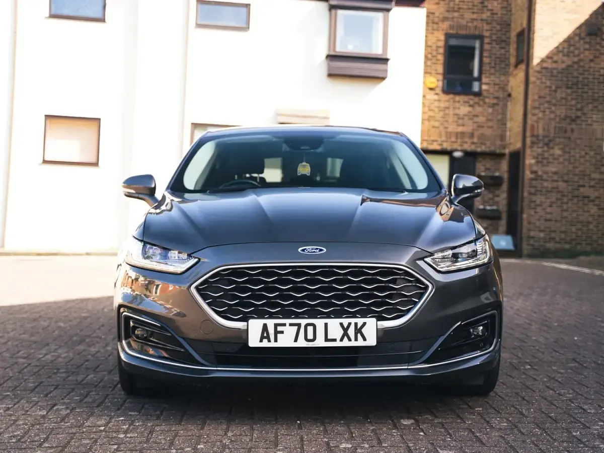 Usado Ford Mondeo Vignale 190 HP (139 kW) 2020 Cinzento Citadino