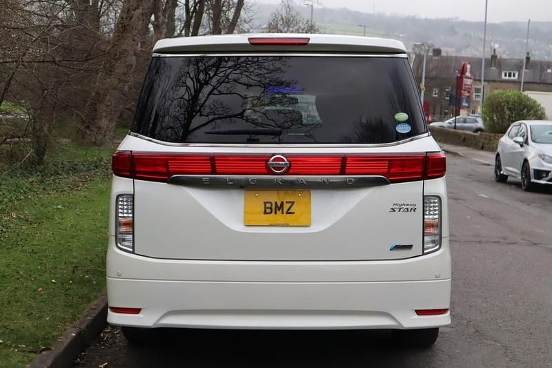 Used Nissan Elgrand Premium Edition 2011 White MPV