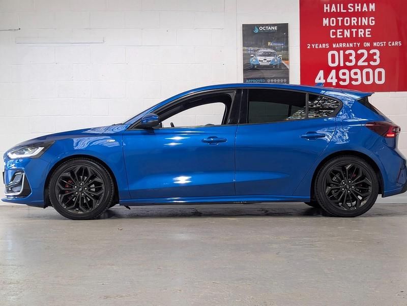 Used Ford Focus ST-Line 2022 Chrome blue Hatchback