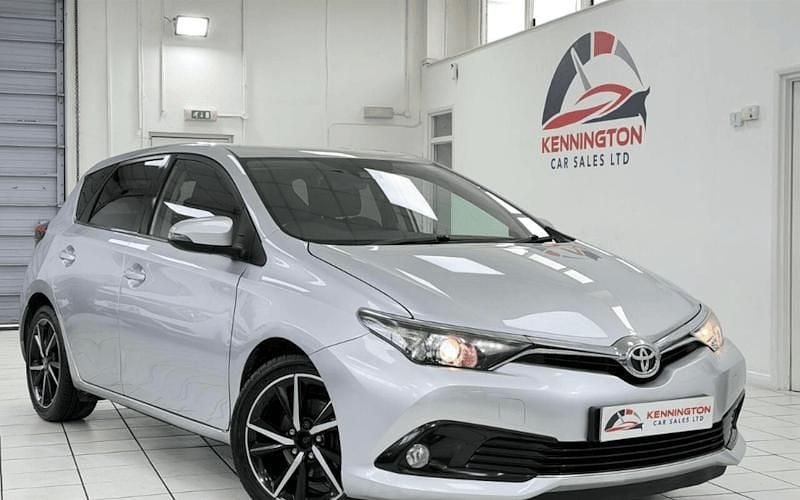 Used Toyota Auris Design 111 HP (81 kW) 2017 Silver Hatchback