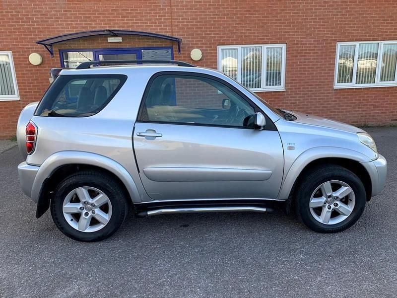 Used Toyota RAV4 147 HP (108 kW) 2004 Silver SUV