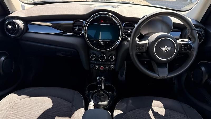 Używany Mini Cooper Classic 134 KM (98 kW) 2024 Czarny Hatchback