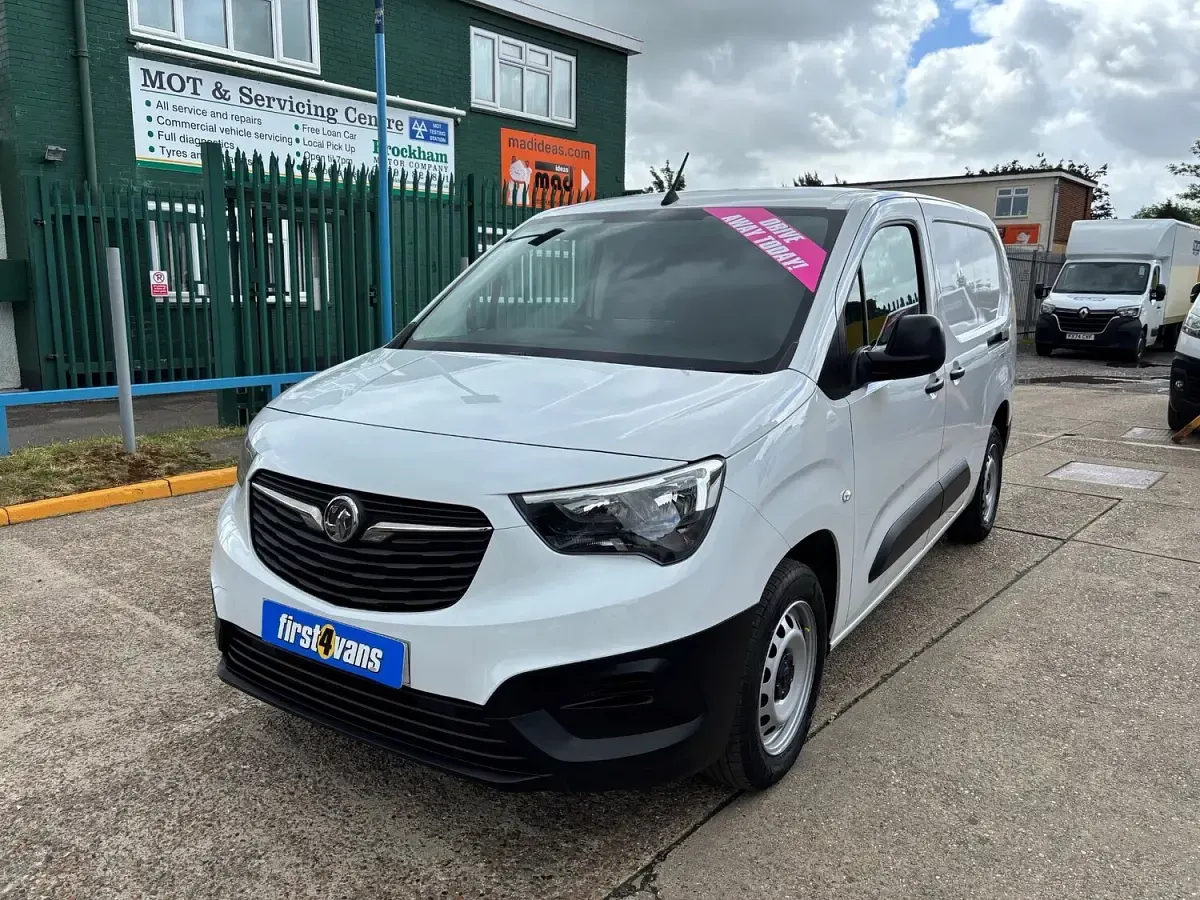 Used Vauxhall Combo 100 HP (73 kW) 2024 White MPV