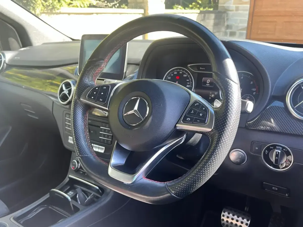 Begagnad Mercedes B220 AMG Line Premium 2017 Svart Minibuss