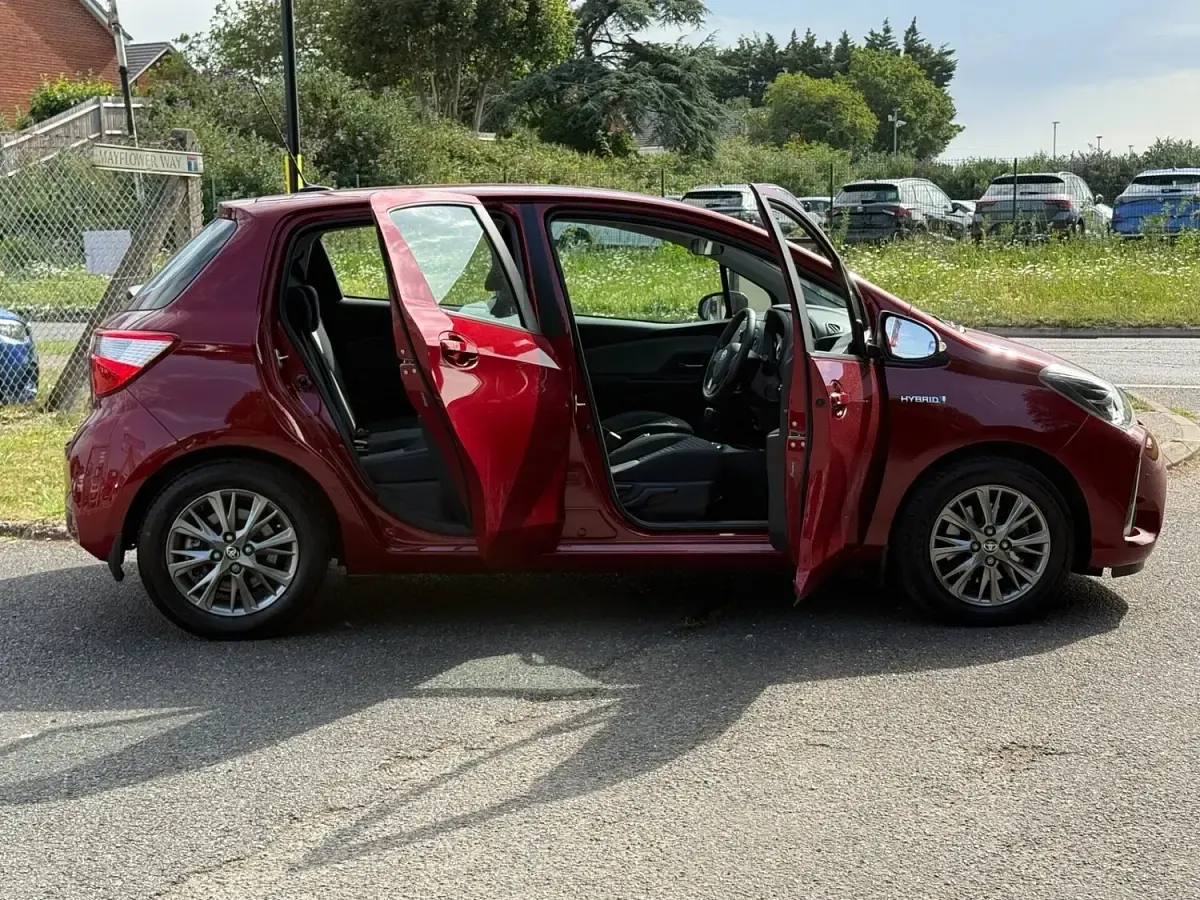 Used Toyota Yaris 100 HP (73 kW) 2018 Red Hatchback