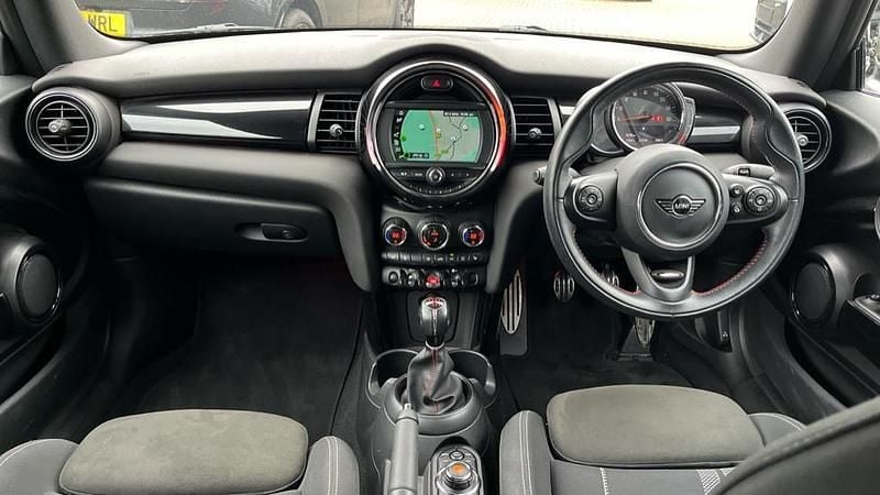 Used Mini Cooper 134 HP (98 kW) 2018 Red Hatchback